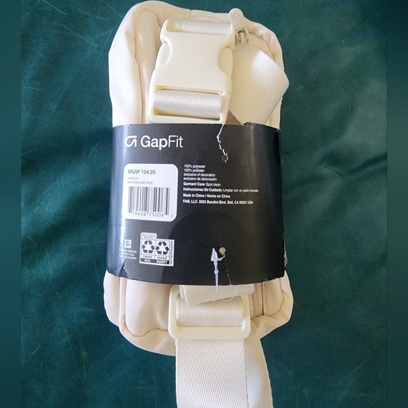 Gap fit Belt Bag - Picture 2 of 6